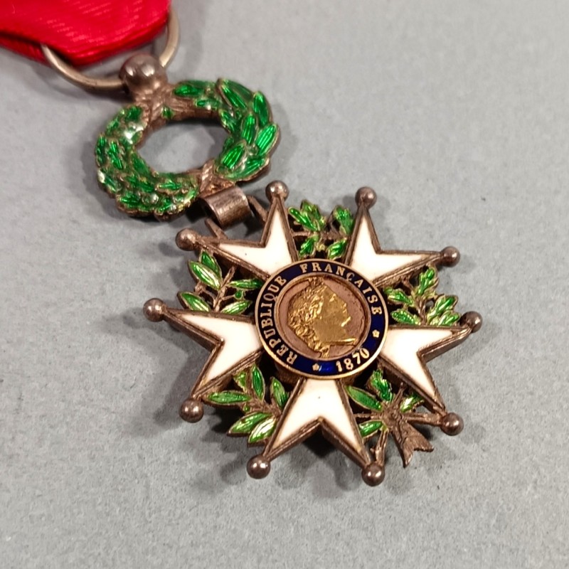 FRANCE MEDAILLE DEMI-TAILLE DE CHEVALIER DE L'ORDRE DE LA LEGION D'HONNEUR 3 ème REPUBLIQUE EN BOITE MODELE LUXE A FILETS