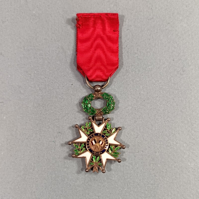 FRANCE MEDAILLE DEMI-TAILLE DE CHEVALIER DE L'ORDRE DE LA LEGION D'HONNEUR 3 ème REPUBLIQUE EN BOITE MODELE LUXE A FILETS