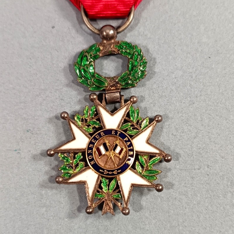 FRANCE MEDAILLE DEMI-TAILLE DE CHEVALIER DE L'ORDRE DE LA LEGION D'HONNEUR 3 ème REPUBLIQUE EN BOITE MODELE LUXE A FILETS