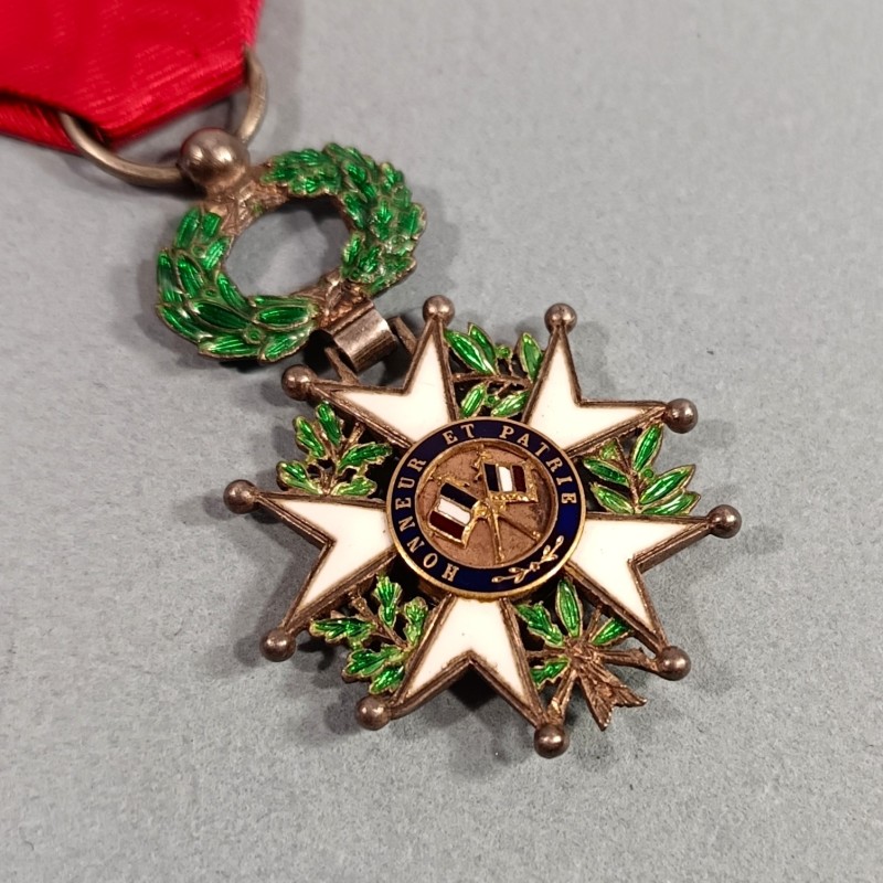 FRANCE MEDAILLE DEMI-TAILLE DE CHEVALIER DE L'ORDRE DE LA LEGION D'HONNEUR 3 ème REPUBLIQUE EN BOITE MODELE LUXE A FILETS