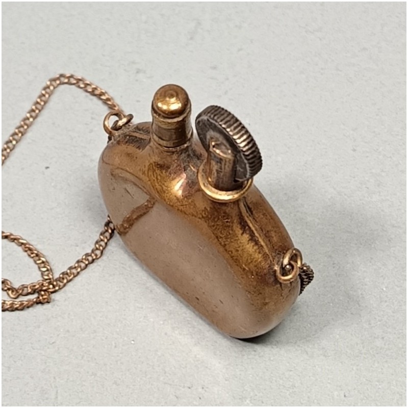 ARTISANAT DE TRANCHEES SOUVENIR GUERRE 1914 - 1918 BRIQUET DE POILUS EN FORME DE GOURDE MODELE 1877