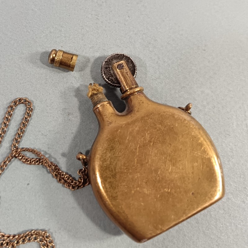 ARTISANAT DE TRANCHEES SOUVENIR GUERRE 1914 - 1918 BRIQUET DE POILUS EN FORME DE GOURDE MODELE 1877