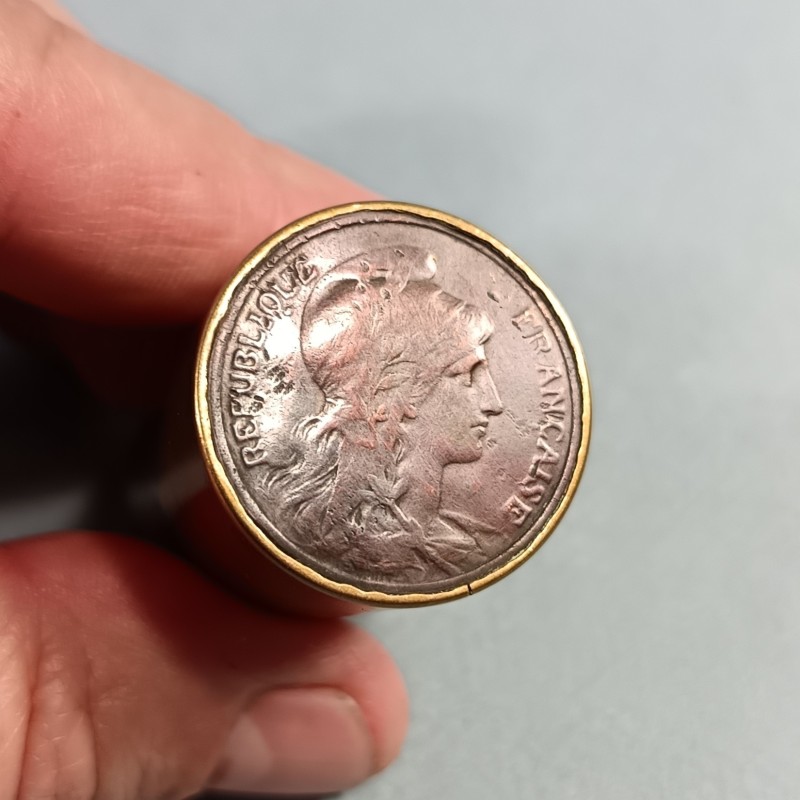 BRIQUET DE POILUS FAIT AVEC UNE CARTOUCHE DE LANCE FUSEE ET UNE PIECE DE 5 CENTIME 1916 ARTISANAT DE TRANCHEES