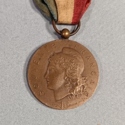 PETITE MEDAILLE EN BRONZE DU SOUVENIR FRANCAIS POUR UN OFFICIER Mr LE CAPITAINE CHEVALIER 1922 MERITE ET DEVOUEMENT
