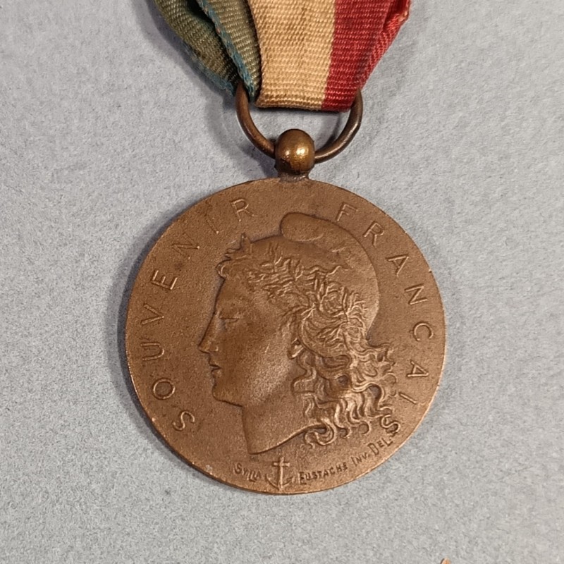 PETITE MEDAILLE EN BRONZE DU SOUVENIR FRANCAIS POUR UN OFFICIER Mr LE CAPITAINE CHEVALIER 1922 MERITE ET DEVOUEMENT