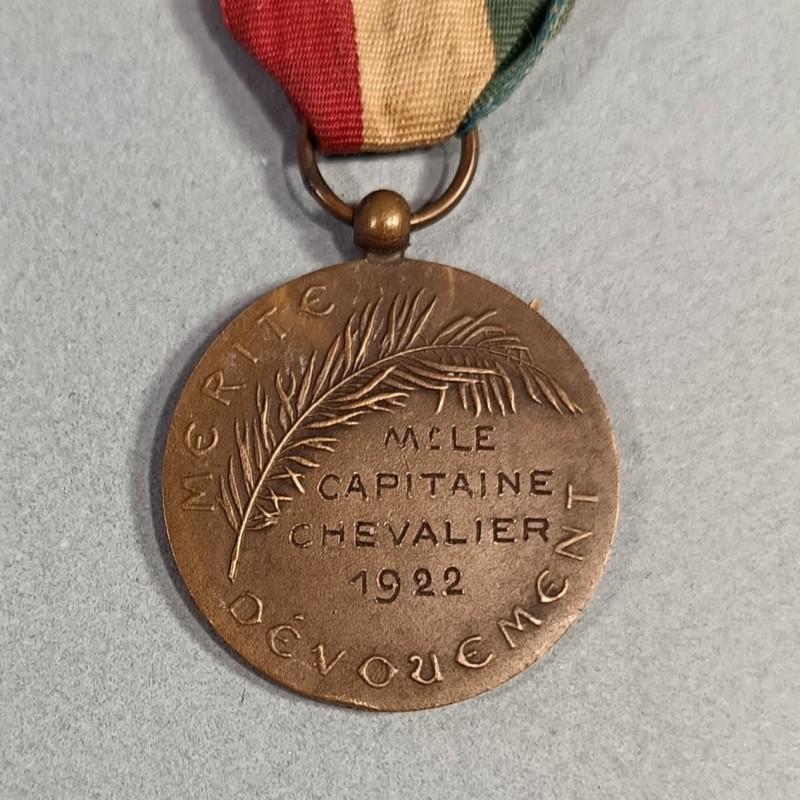 PETITE MEDAILLE EN BRONZE DU SOUVENIR FRANCAIS POUR UN OFFICIER Mr LE CAPITAINE CHEVALIER 1922 MERITE ET DEVOUEMENT