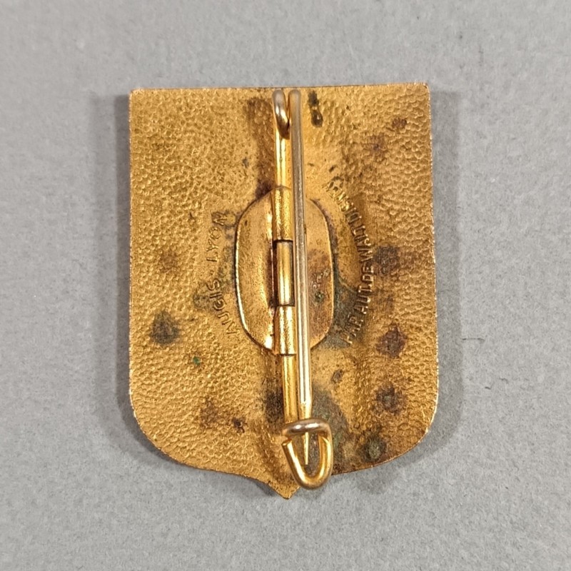 INSIGNE MILITAIRE MARINE NATIONALE DRAGUEUR DE MINES D311 DONALD FABRICATION 1940 AUGIS LYON PAR AUT. DE WALT DISNEY