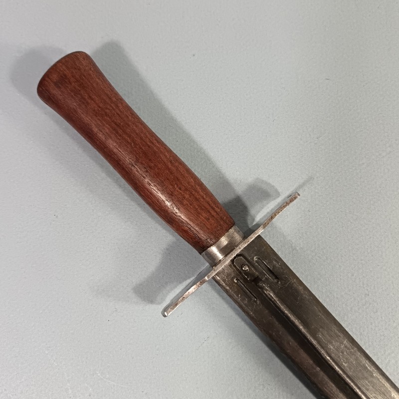COUTEAU DE TRANCHEES VENGEUR DE 1870 FABRICATION SECOND TYPE MARQUEE GONON 41 FABRICANT A PARIS GUERRE 1914 1918 ET 1939 1940