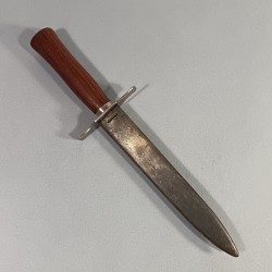 COUTEAU DE TRANCHEES VENGEUR DE 1870 FABRICATION SECOND TYPE MARQUEE GONON 41 FABRICANT A PARIS GUERRE 1914 1918 ET 1939 1940