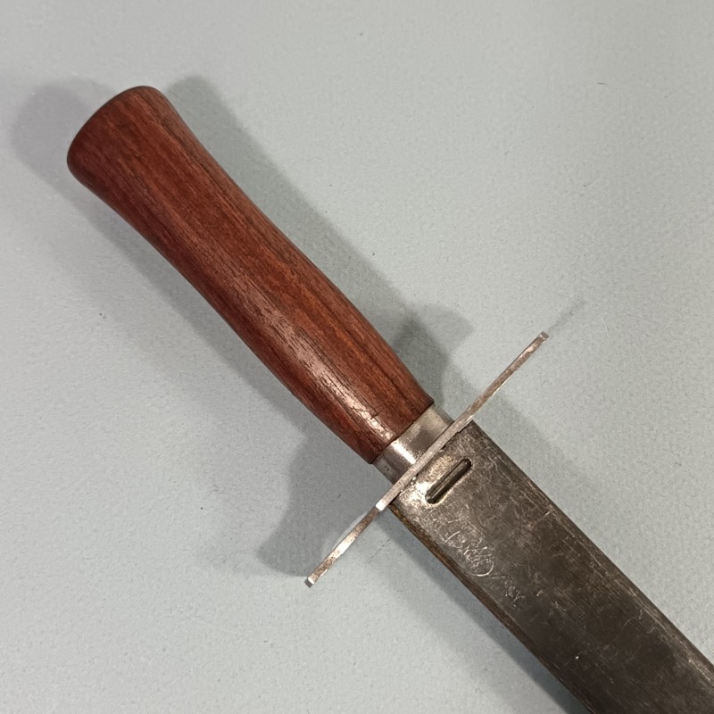 COUTEAU DE TRANCHEES VENGEUR DE 1870 FABRICATION SECOND TYPE MARQUEE GONON 41 FABRICANT A PARIS GUERRE 1914 1918 ET 1939 1940