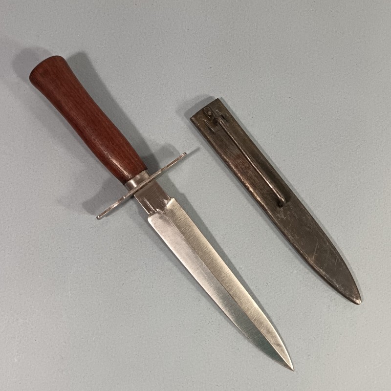 COUTEAU DE TRANCHEES VENGEUR DE 1870 FABRICATION SECOND TYPE MARQUEE GONON 41 FABRICANT A PARIS GUERRE 1914 1918 ET 1939 1940