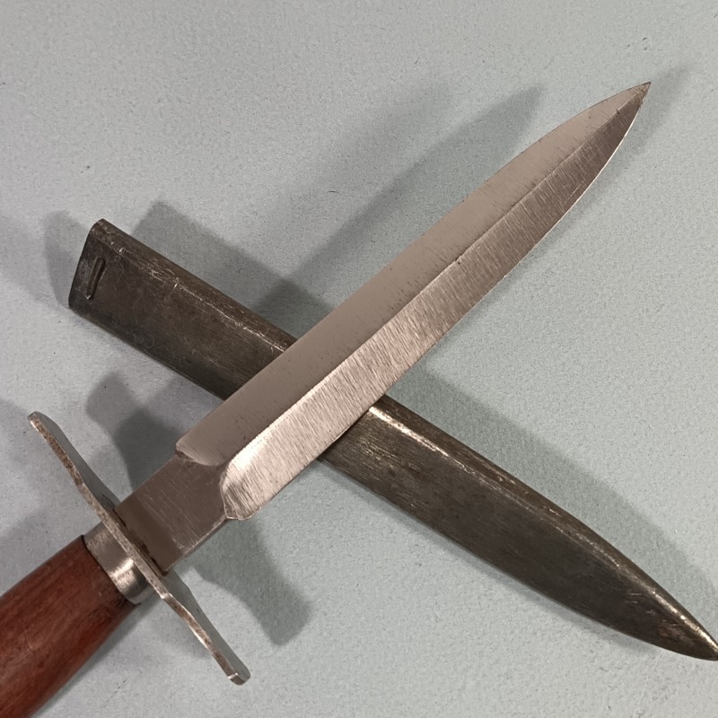 COUTEAU DE TRANCHEES VENGEUR DE 1870 FABRICATION SECOND TYPE MARQUEE GONON 41 FABRICANT A PARIS GUERRE 1914 1918 ET 1939 1940