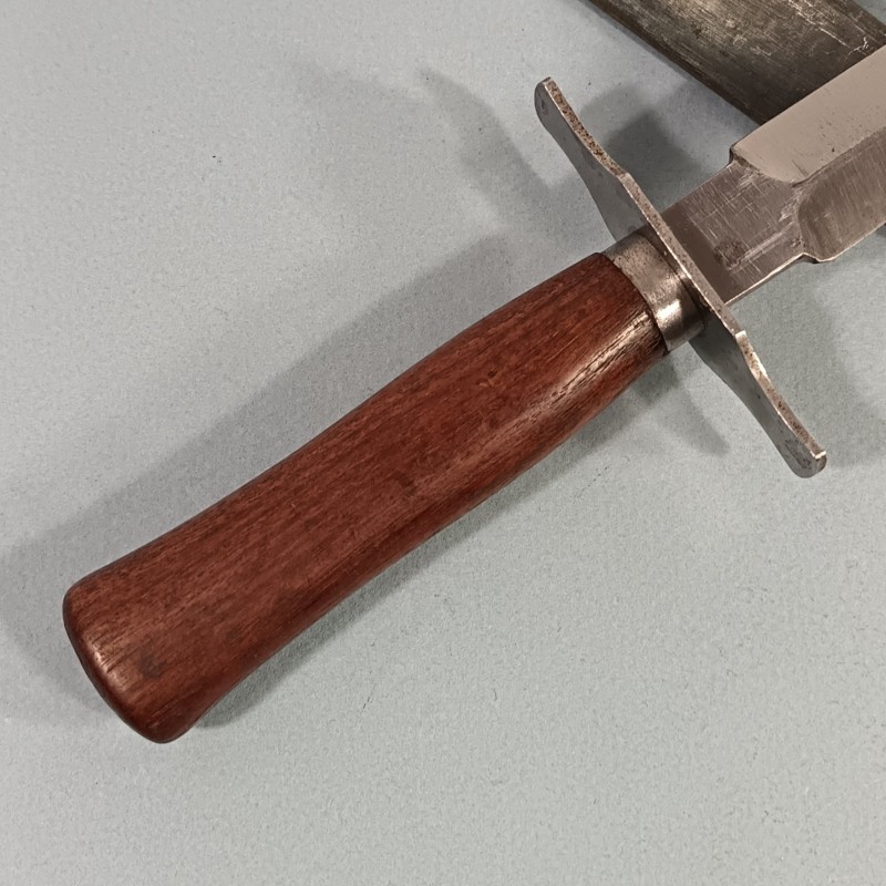 COUTEAU DE TRANCHEES VENGEUR DE 1870 FABRICATION SECOND TYPE MARQUEE GONON 41 FABRICANT A PARIS GUERRE 1914 1918 ET 1939 1940
