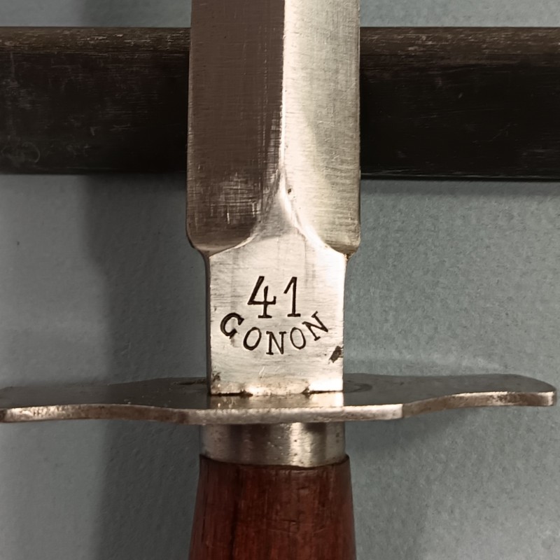 COUTEAU DE TRANCHEES VENGEUR DE 1870 FABRICATION SECOND TYPE MARQUEE GONON 41 FABRICANT A PARIS GUERRE 1914 1918 ET 1939 1940