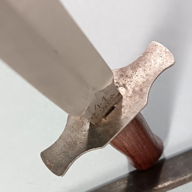 COUTEAU DE TRANCHEES VENGEUR DE 1870 FABRICATION SECOND TYPE MARQUEE GONON 41 FABRICANT A PARIS GUERRE 1914 1918 ET 1939 1940
