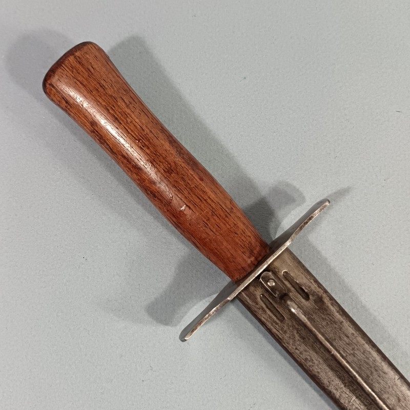 COUTEAU DE TRANCHEES VENGEUR DE 1870 MODELE 1916 FABRICATION MARQUEE SGCO FABRICANT A PARIS GUERRE 1914 1918