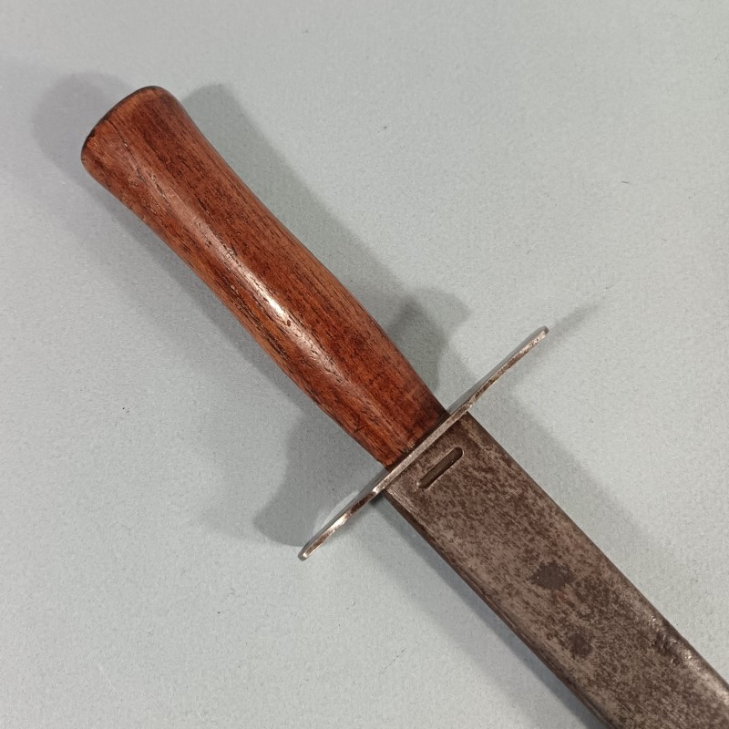 COUTEAU DE TRANCHEES VENGEUR DE 1870 MODELE 1916 FABRICATION MARQUEE SGCO FABRICANT A PARIS GUERRE 1914 1918