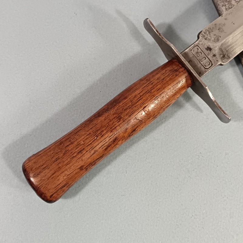 COUTEAU DE TRANCHEES VENGEUR DE 1870 MODELE 1916 FABRICATION MARQUEE SGCO FABRICANT A PARIS GUERRE 1914 1918