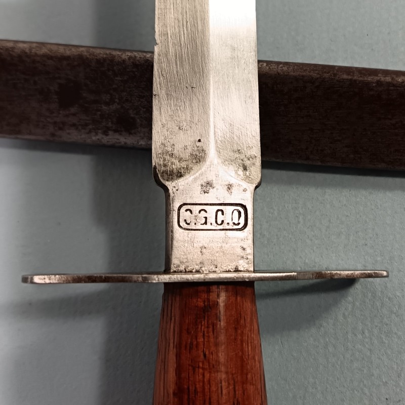 COUTEAU DE TRANCHEES VENGEUR DE 1870 MODELE 1916 FABRICATION MARQUEE SGCO FABRICANT A PARIS GUERRE 1914 1918