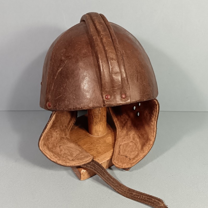 CASQUE EN CUIR DE FABRICATION CIVIL H. CHAILLOU A PARIS " LE DUR A CUIR " AVEC BOURRELET DE PROTECTION DE TYPE AVIATEUR PILOTE