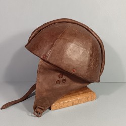 CASQUE EN CUIR DE FABRICATION CIVIL H. CHAILLOU A PARIS " LE DUR A CUIR " AVEC BOURRELET DE PROTECTION DE TYPE AVIATEUR PILOTE
