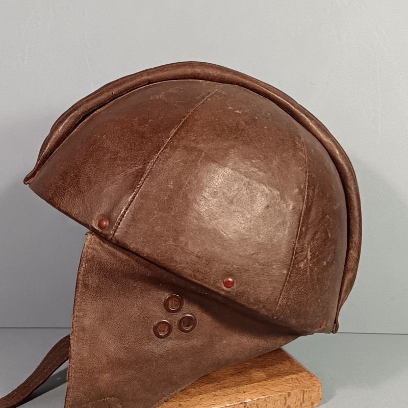 CASQUE EN CUIR DE FABRICATION CIVIL H. CHAILLOU A PARIS " LE DUR A CUIR " AVEC BOURRELET DE PROTECTION DE TYPE AVIATEUR PILOTE