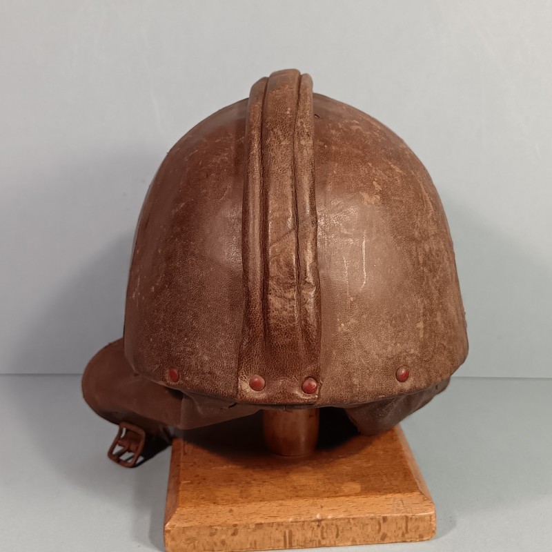 CASQUE EN CUIR DE FABRICATION CIVIL H. CHAILLOU A PARIS " LE DUR A CUIR " AVEC BOURRELET DE PROTECTION DE TYPE AVIATEUR PILOTE