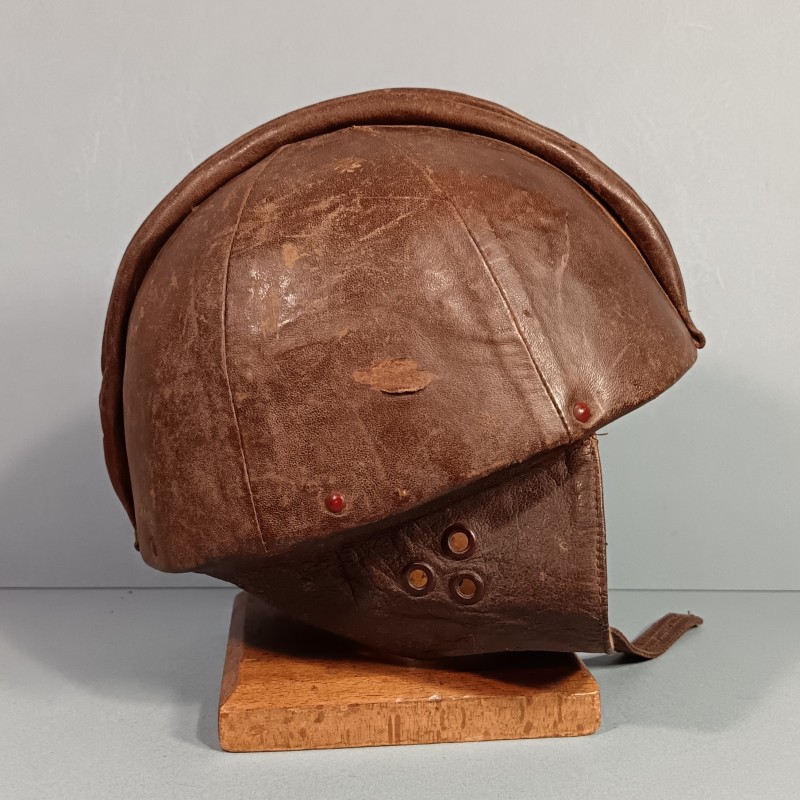 CASQUE EN CUIR DE FABRICATION CIVIL H. CHAILLOU A PARIS " LE DUR A CUIR " AVEC BOURRELET DE PROTECTION DE TYPE AVIATEUR PILOTE