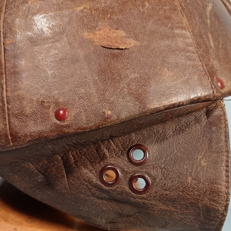 CASQUE EN CUIR DE FABRICATION CIVIL H. CHAILLOU A PARIS " LE DUR A CUIR " AVEC BOURRELET DE PROTECTION DE TYPE AVIATEUR PILOTE