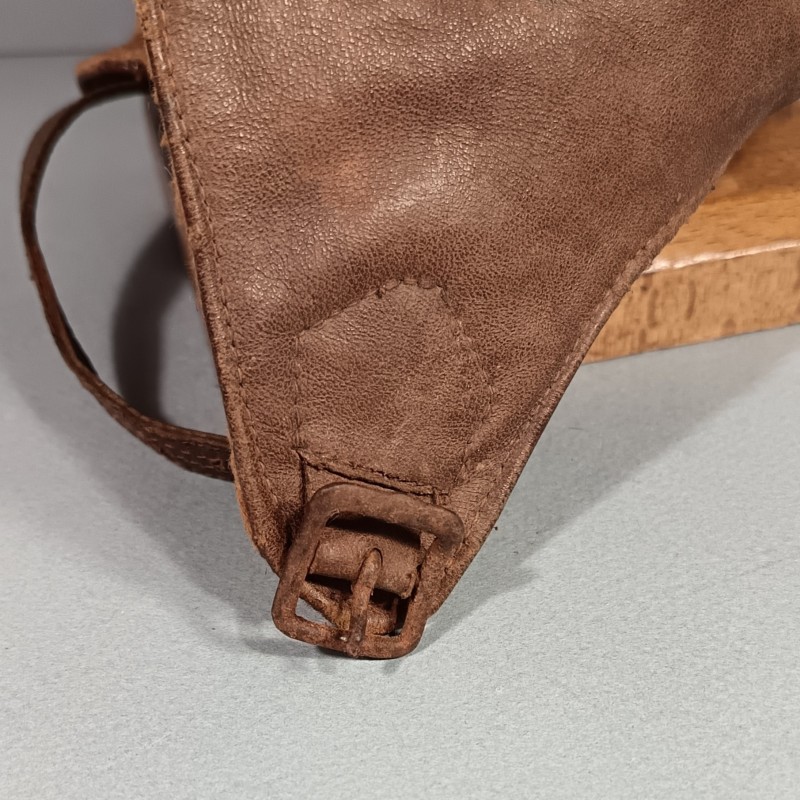 CASQUE EN CUIR DE FABRICATION CIVIL H. CHAILLOU A PARIS " LE DUR A CUIR " AVEC BOURRELET DE PROTECTION DE TYPE AVIATEUR PILOTE