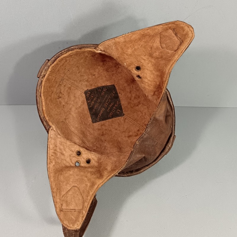 CASQUE EN CUIR DE FABRICATION CIVIL H. CHAILLOU A PARIS " LE DUR A CUIR " AVEC BOURRELET DE PROTECTION DE TYPE AVIATEUR PILOTE