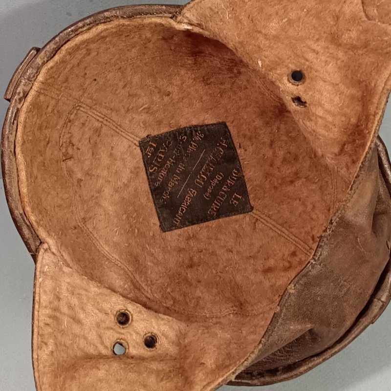 CASQUE EN CUIR DE FABRICATION CIVIL H. CHAILLOU A PARIS " LE DUR A CUIR " AVEC BOURRELET DE PROTECTION DE TYPE AVIATEUR PILOTE