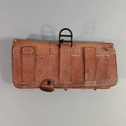 CARTOUCHIERE MODELE 1935 / 1937 COTE GAUCHE COULEUR FAUVE CUIR STRIE TAMPONNEE 1 er TRIMESTRE 1940