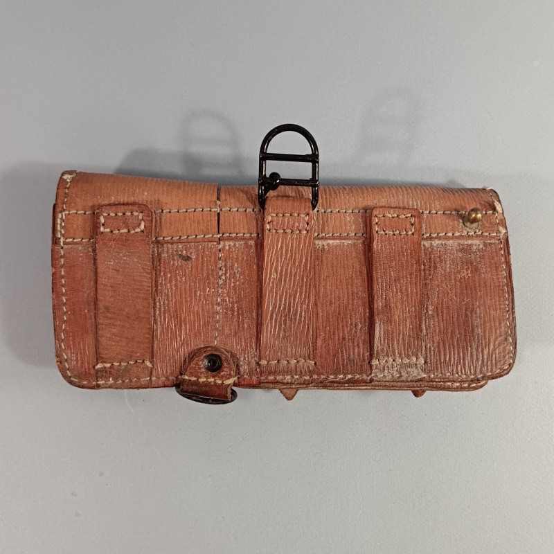 CARTOUCHIERE MODELE 1935 / 1937 COTE GAUCHE COULEUR FAUVE CUIR STRIE TAMPONNEE 1 er TRIMESTRE 1940