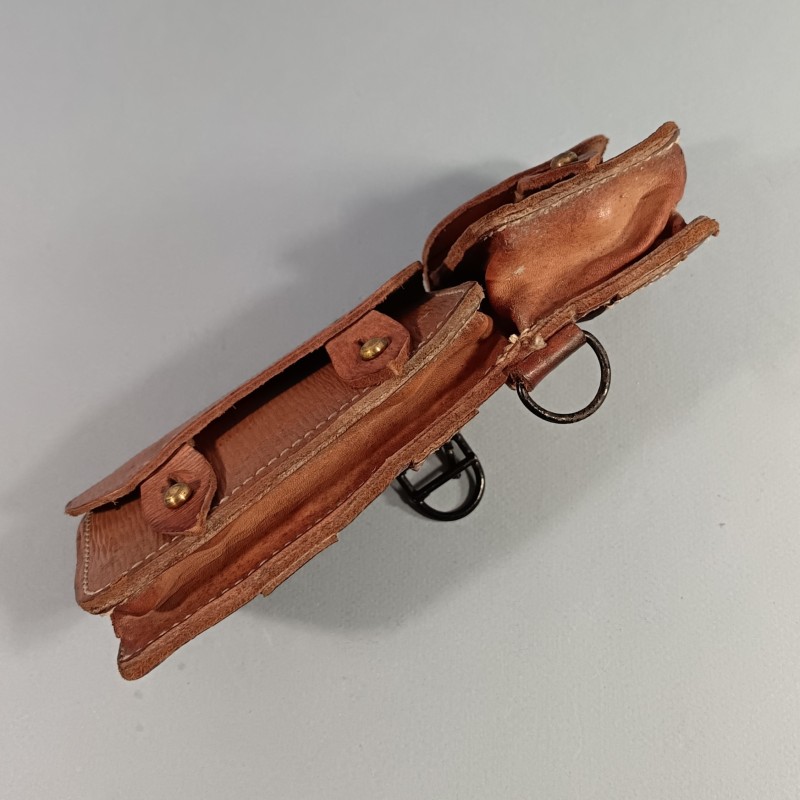 CARTOUCHIERE MODELE 1935 / 1937 COTE GAUCHE COULEUR FAUVE CUIR STRIE TAMPONNEE 1 er TRIMESTRE 1940