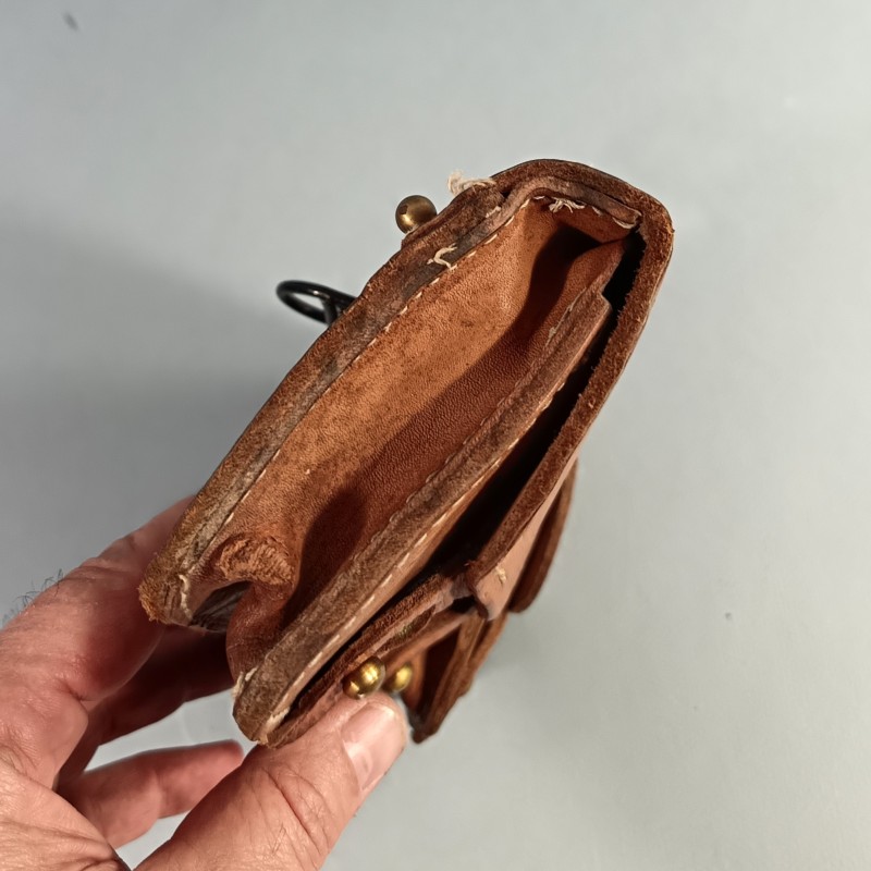 CARTOUCHIERE MODELE 1935 / 1937 COTE GAUCHE COULEUR FAUVE CUIR STRIE TAMPONNEE 1 er TRIMESTRE 1940