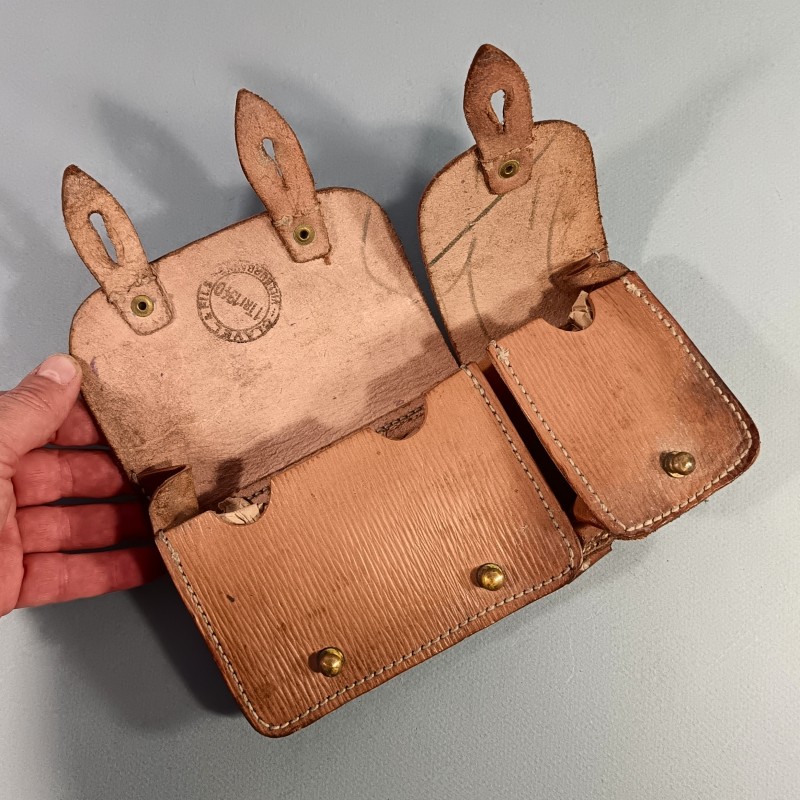 CARTOUCHIERE MODELE 1935 / 1937 COTE GAUCHE COULEUR FAUVE CUIR STRIE TAMPONNEE 1 er TRIMESTRE 1940