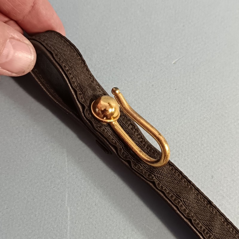 SUSPENTE POUR SABRE ET CEINTURON DE TYPE MODELE 1931 ET ECOLE MILITAIRE ESM ST CYR EN CUIR ET TISSU