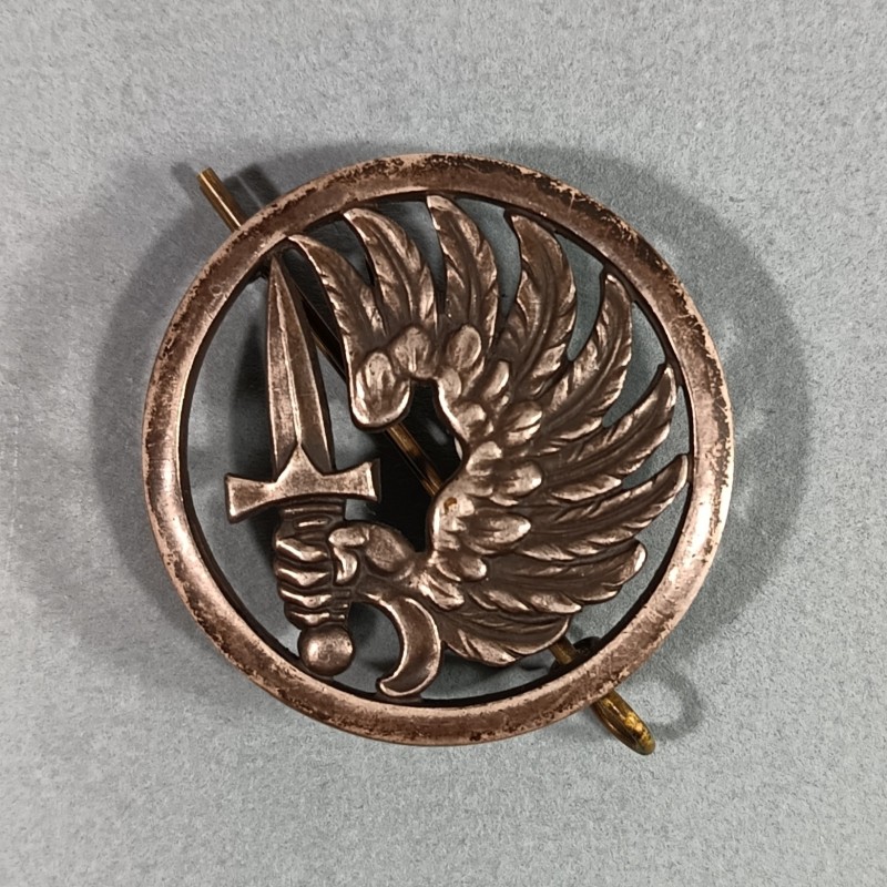 INSIGNE DE BERET PARACHUTISTE FABRICATION MOURGEON ANNEES 1950 TAP INDOCHINE ALGERIE ATTACHE TYPE ANGLAISE