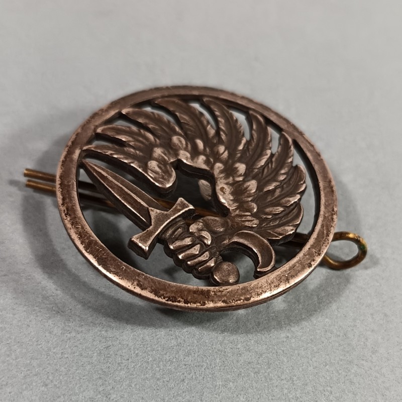 INSIGNE DE BERET PARACHUTISTE FABRICATION MOURGEON ANNEES 1950 TAP INDOCHINE ALGERIE ATTACHE TYPE ANGLAISE