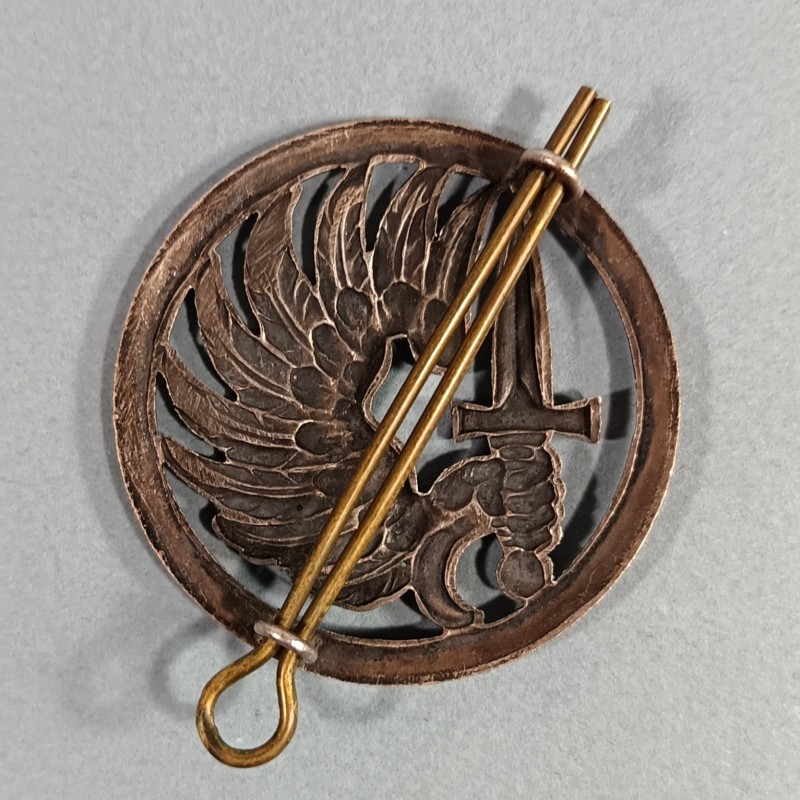 INSIGNE DE BERET PARACHUTISTE FABRICATION MOURGEON ANNEES 1950 TAP INDOCHINE ALGERIE ATTACHE TYPE ANGLAISE