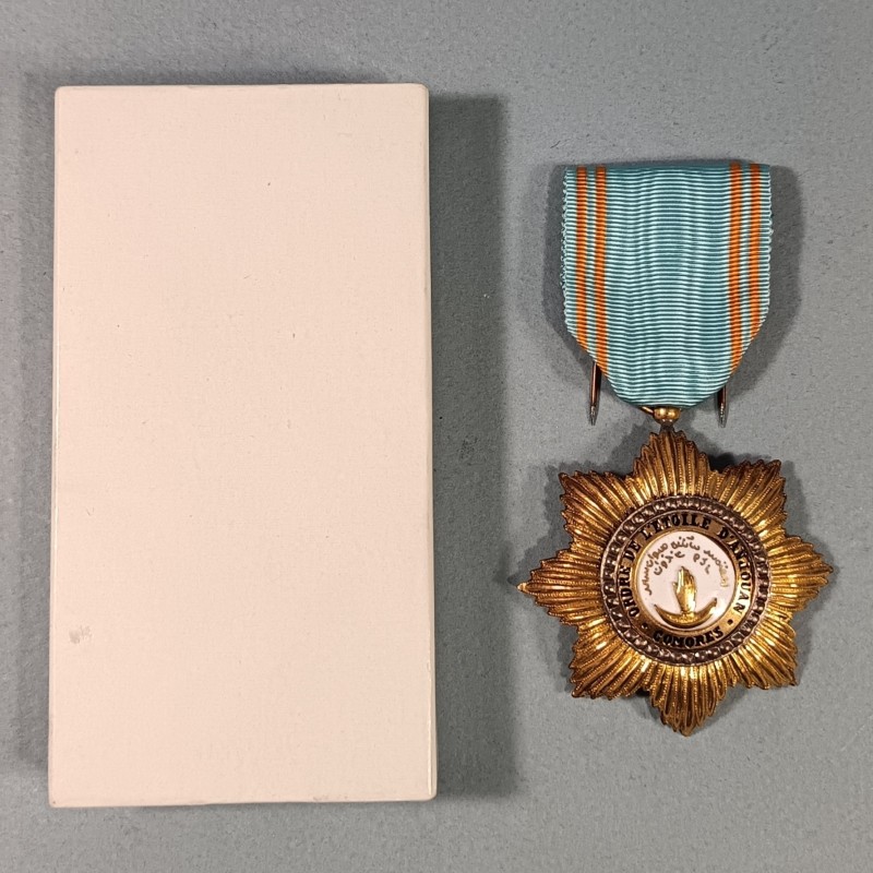COMORES MEDAILLE DE CHEVALIER DE L'ORDRE ROYAL DE L'ETOILE D'ANJOUAN FABRICATION ANCIENNE EN BOITE CARTON