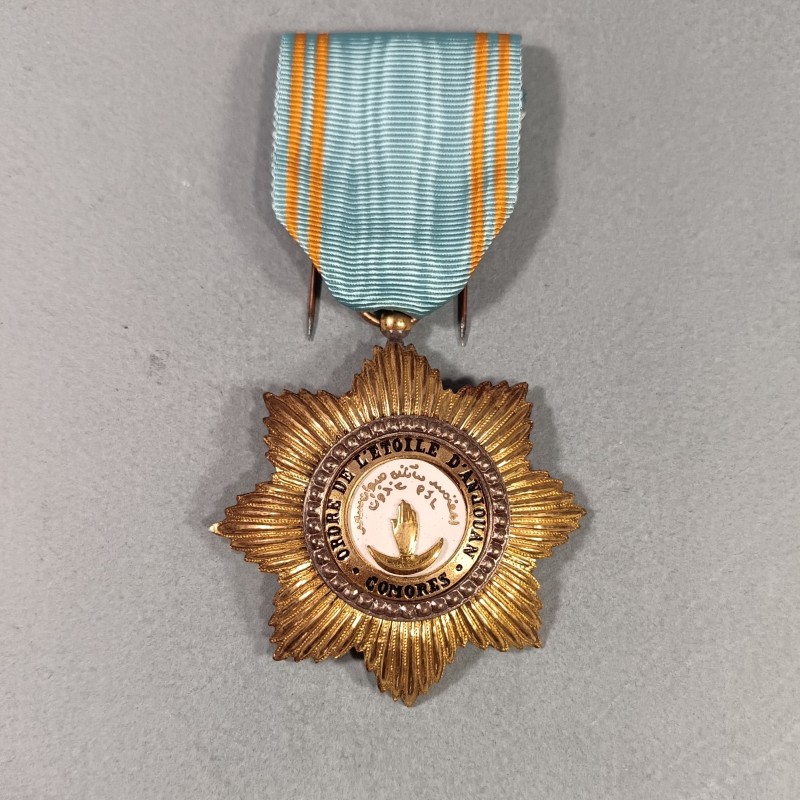 COMORES MEDAILLE DE CHEVALIER DE L'ORDRE ROYAL DE L'ETOILE D'ANJOUAN FABRICATION ANCIENNE EN BOITE CARTON
