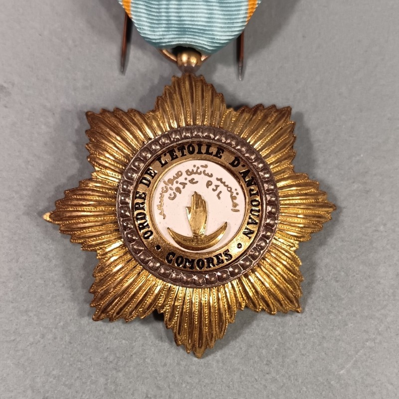 COMORES MEDAILLE DE CHEVALIER DE L'ORDRE ROYAL DE L'ETOILE D'ANJOUAN FABRICATION ANCIENNE EN BOITE CARTON