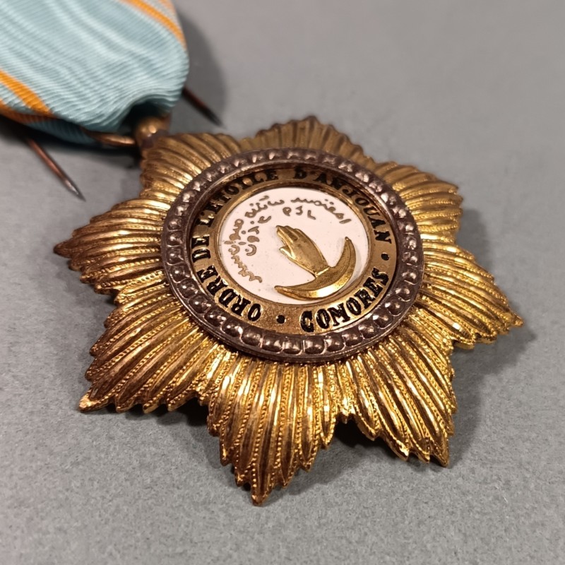 COMORES MEDAILLE DE CHEVALIER DE L'ORDRE ROYAL DE L'ETOILE D'ANJOUAN FABRICATION ANCIENNE EN BOITE CARTON