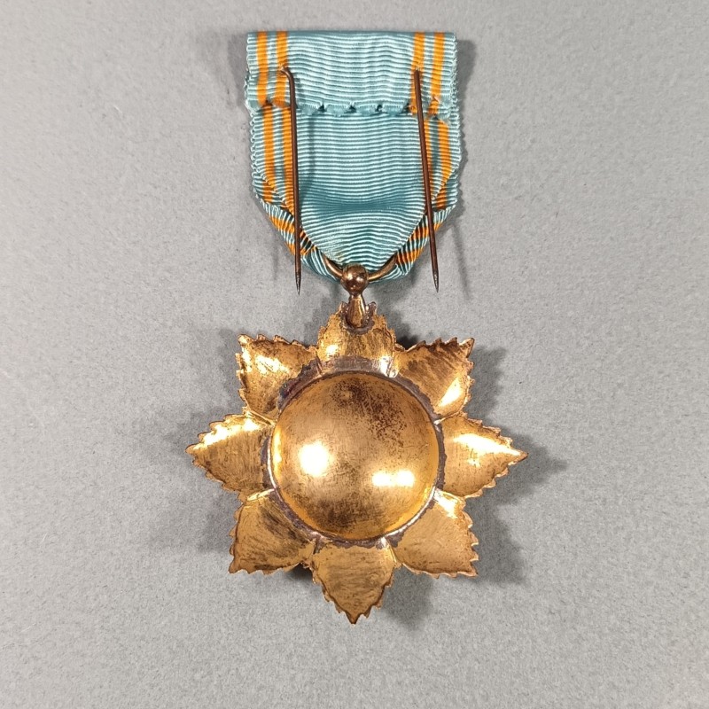 COMORES MEDAILLE DE CHEVALIER DE L'ORDRE ROYAL DE L'ETOILE D'ANJOUAN FABRICATION ANCIENNE EN BOITE CARTON