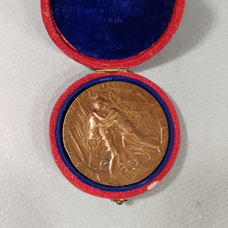 MEDAILLE DE TABLE EN SOUVENIR DE LA DELIVRANCE DE LA VILLE DE METZ A SES LIBERATEURS 19 NOVEMBRE 1918 POINCON BRONZE