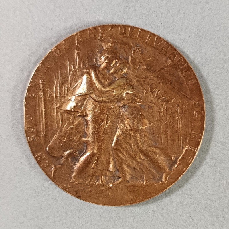 MEDAILLE DE TABLE EN SOUVENIR DE LA DELIVRANCE DE LA VILLE DE METZ A SES LIBERATEURS 19 NOVEMBRE 1918 POINCON BRONZE
