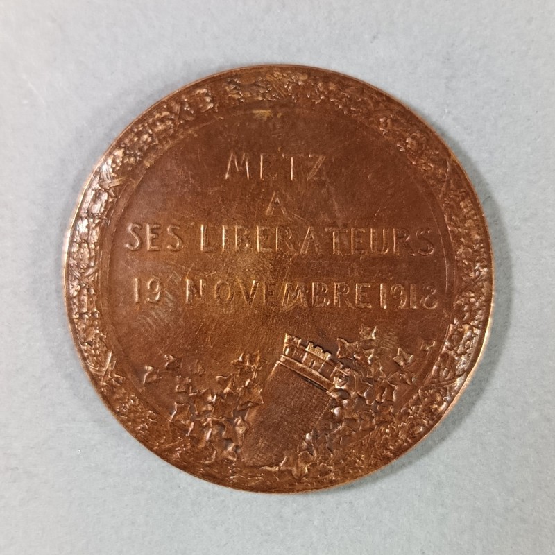 MEDAILLE DE TABLE EN SOUVENIR DE LA DELIVRANCE DE LA VILLE DE METZ A SES LIBERATEURS 19 NOVEMBRE 1918 POINCON BRONZE