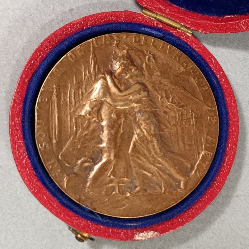 MEDAILLE DE TABLE EN SOUVENIR DE LA DELIVRANCE DE LA VILLE DE METZ A SES LIBERATEURS 19 NOVEMBRE 1918 POINCON BRONZE